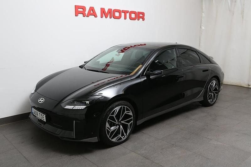 Svart (abyss black (pearl)) Begagnad 2023 Hyundai Ioniq 6 Advanced Sedan | 499 800 kr (Dyr) - Bild 1/3
