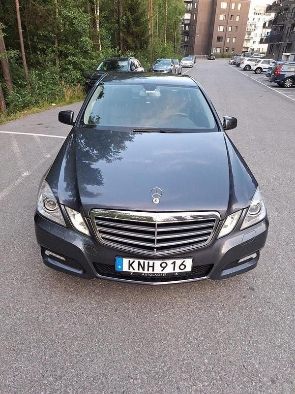 Grå Begagnad 2010 Mercedes E220 Avantgarde Sedan | 135 000 kr (Marknadspris) - Bild 1/4