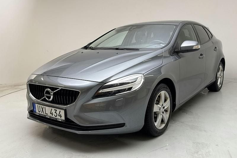 Grå Begagnad 2018 Volvo V40 Business Edition Kombi | 139 800 kr (Bra pris) - Bild 1/4