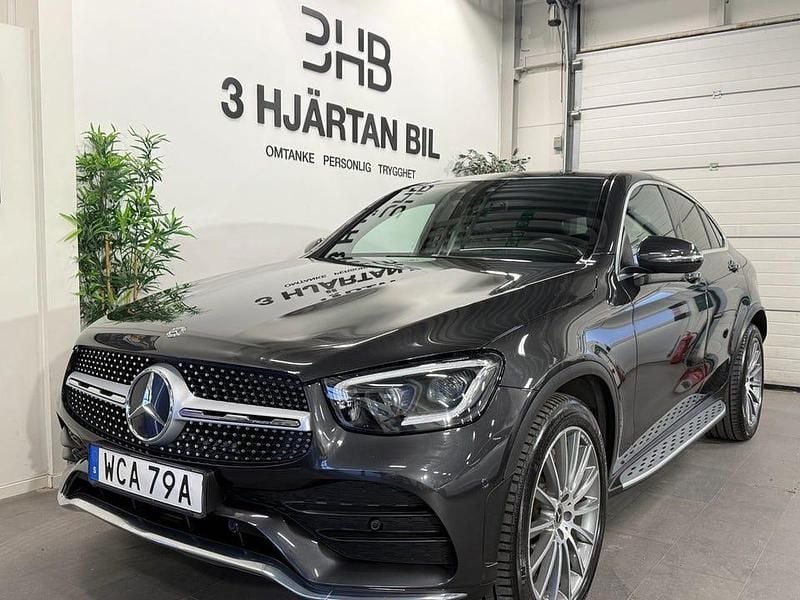Grå Begagnad 2020 Mercedes GLC220 AMG line Sportkupé | 429 898 kr (Marknadspris) - Bild 1/4