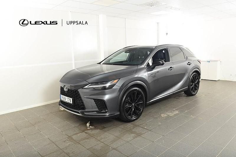 Grå Begagnad 2023 Lexus RX500h Sport Line SUV | 779 800 kr - Bild 1/4
