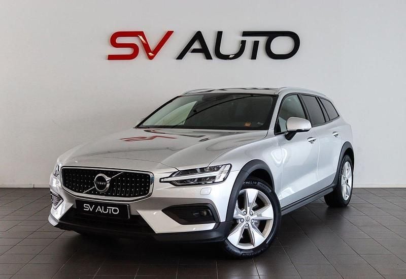 Silver Begagnad 2021 Volvo V60 CC Kombi | 359 900 kr (Marknadspris) - Bild 1/4