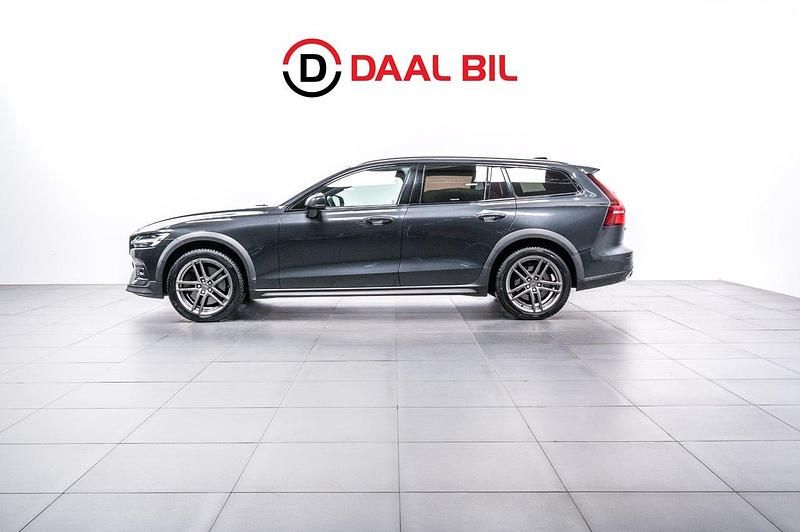 Grå Begagnad 2019 Volvo V60 CC Pro Kombi | 264 700 kr (Dyr) - Bild 1/4