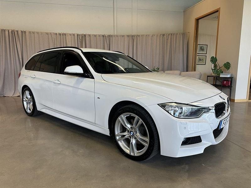 Vit Begagnad 2014 BMW 320 M Sport Kombi | 174 900 kr (Marknadspris) - Bild 1/4