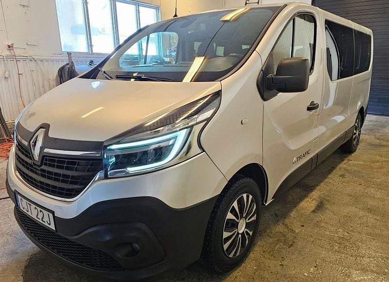 Silver Begagnad 2019 Renault Trafic Minibuss | 229 900 kr (Dyr) - Bild 1/4