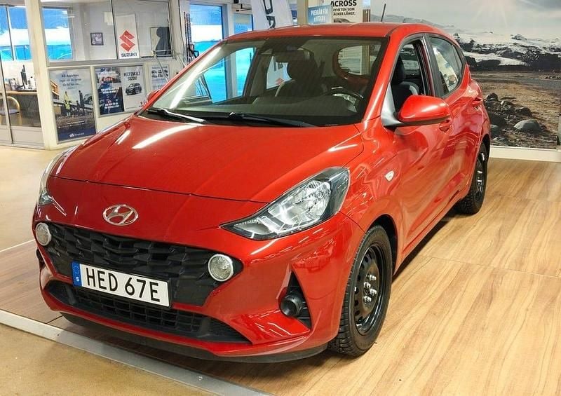 Röd Begagnad 2020 Hyundai i10 Essential Halvkombi | 114 900 kr (Marknadspris) - Bild 1/4