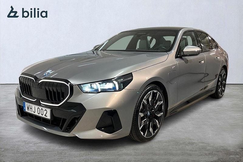 Grå Begagnad 2023 BMW 550e M Sport Sedan | 838 000 kr (Bra pris) - Bild 1/4