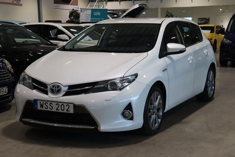 Vit Begagnad 2013 Toyota Auris Hybrid Edition Halvkombi | 129 900 kr (Marknadspris) - Bild 1/4