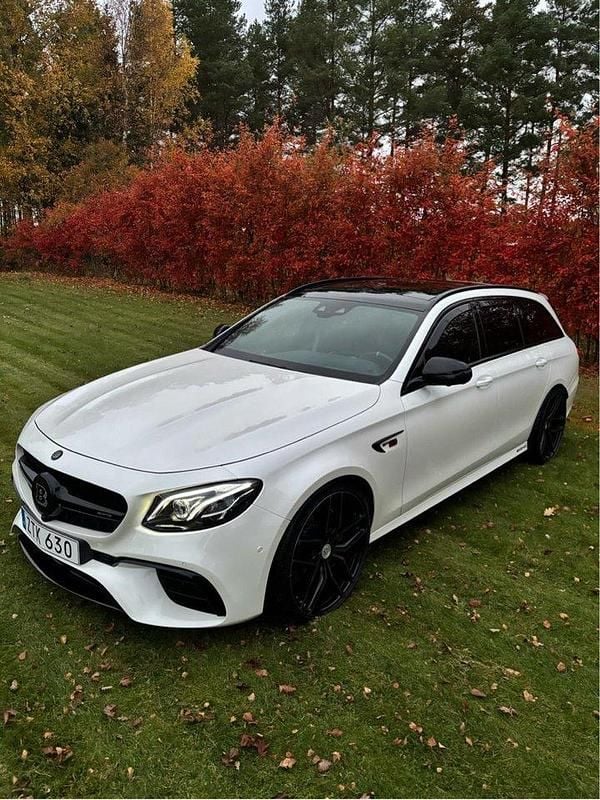 Vit Begagnad 2019 Mercedes E63S AMG AMG Kombi | 829 000 kr (Lite dyr) - Bild 1/4