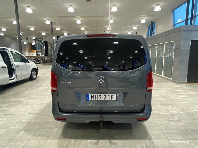 Begagnad Mercedes V220 2024 Grå Minibuss