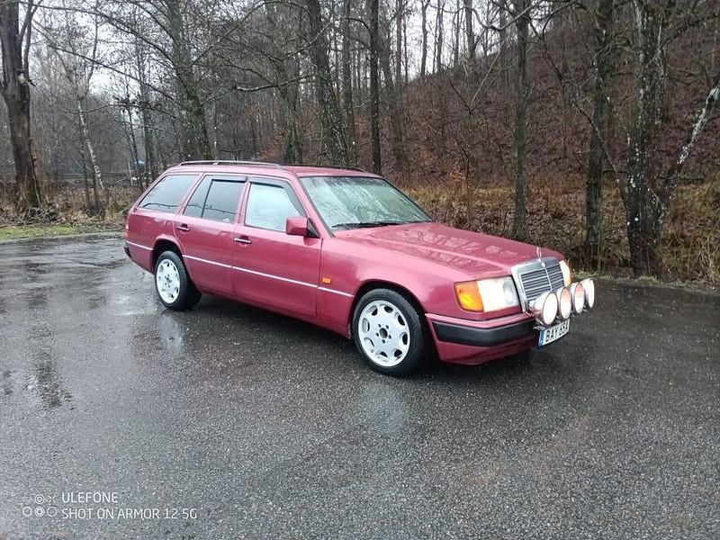 Almandin röd Begagnad 1992 Mercedes 300 Kombi | 79 000 kr - Bild 1/4