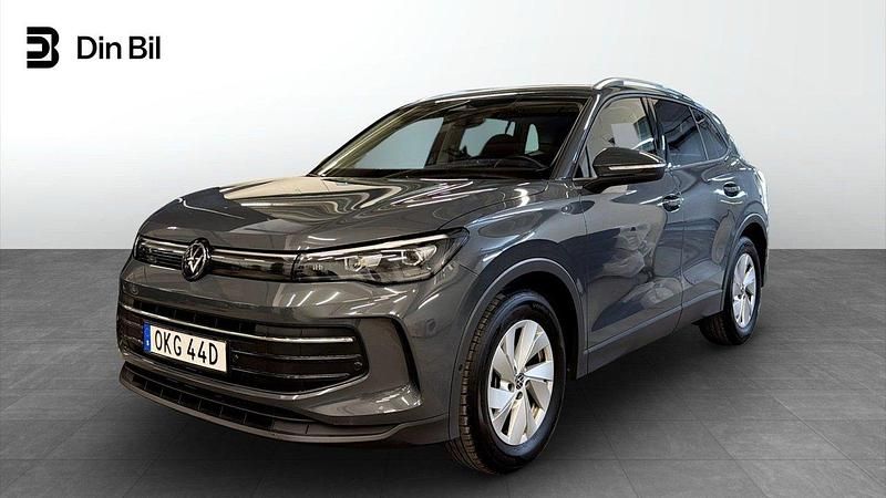 Grå Begagnad 2024 VW Tiguan Life SUV | 379 900 kr (Dyr) - Bild 1/4
