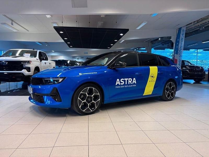 Blå Begagnad 2024 Opel Astra Ultimate Kombi | 359 000 kr - Bild 1/4