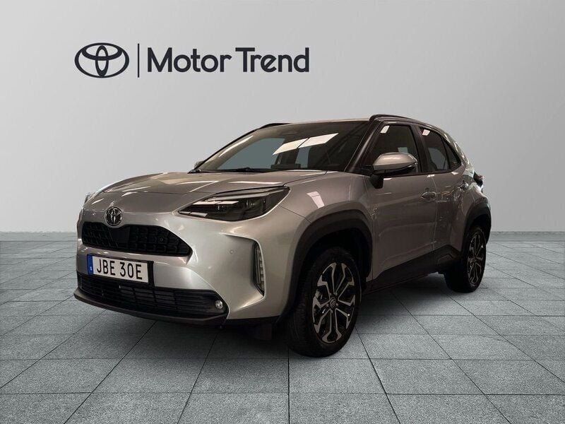 Silver Begagnad 2025 Toyota Yaris Cross Active SUV | 329 900 kr (Marknadspris) - Bild 1/4