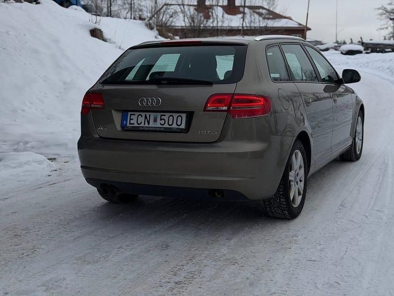 Begagnad Audi A3 Attraction 105 HK (77 kW) 2010 Brun Halvkombi