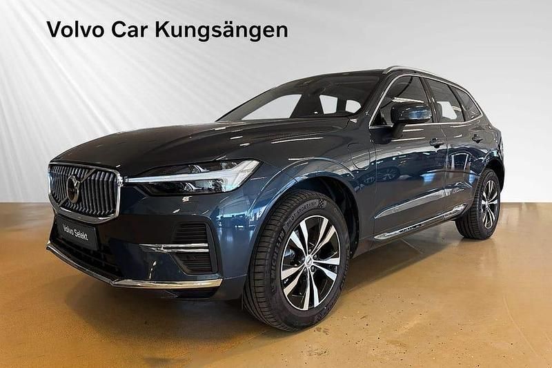 Blå Begagnad 2025 Volvo XC60 Core SUV | 504 900 kr (Marknadspris) - Bild 1/3