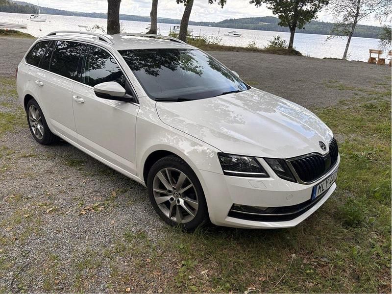 Vit Begagnad 2019 Skoda Octavia Kombi | 145 000 kr (Marknadspris) - Bild 1/4