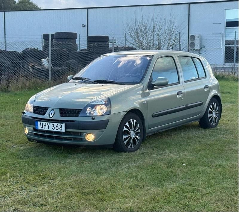 Grön Begagnad 2004 Renault Clio II Halvkombi | 16 500 kr (Bra pris) - Bild 1/4