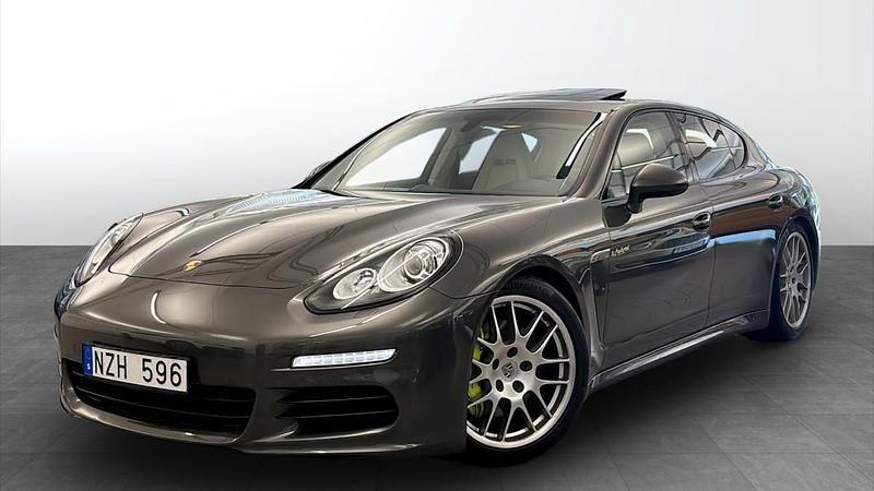 Mörkgrå (grey) Begagnad 2013 Porsche Panamera S E-Hybrid Sedan | 369 000 kr - Bild 1/4