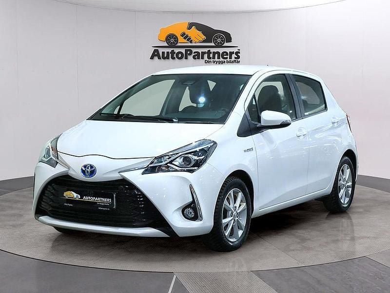 Begagnad Toyota Yaris Hybrid 101 HK (74 kW) 2019 Vit Halvkombi