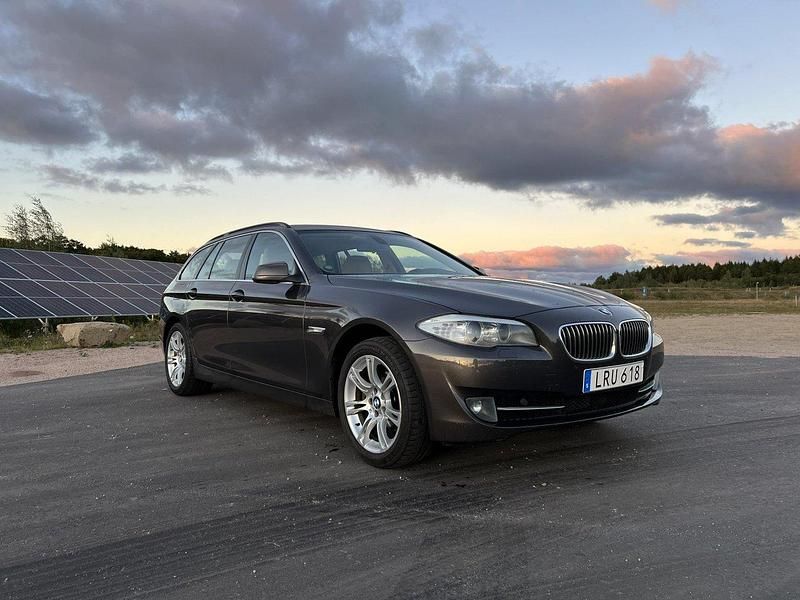 Brun Begagnad 2011 BMW 520 M Sport Kombi | 78 900 kr (Marknadspris) - Bild 1/4