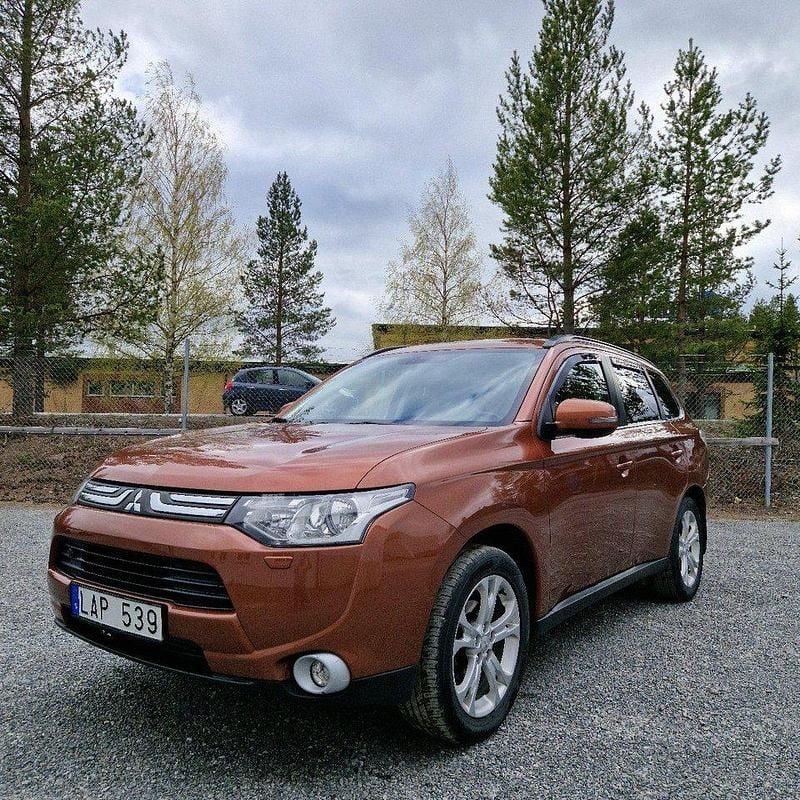 Brun Begagnad 2013 Mitsubishi Outlander SUV | 94 000 kr (Marknadspris) - Bild 1/4