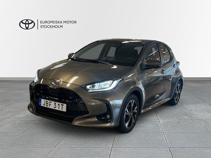 Grön Ny 2024 Toyota Yaris Hybrid Active Halvkombi | 289 900 kr (Lite dyr) - Bild 1/4