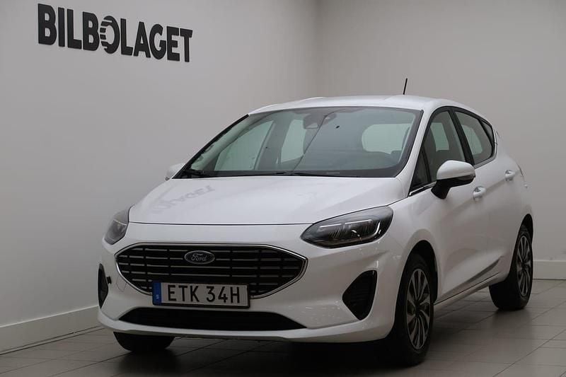 Vit Begagnad 2022 Ford Fiesta Titanium Halvkombi | 149 800 kr (Marknadspris) - Bild 1/4