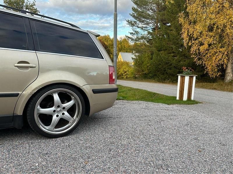 Brun Begagnad 2001 VW Passat Comfortline Kombi | 35 000 kr - Bild 1/4