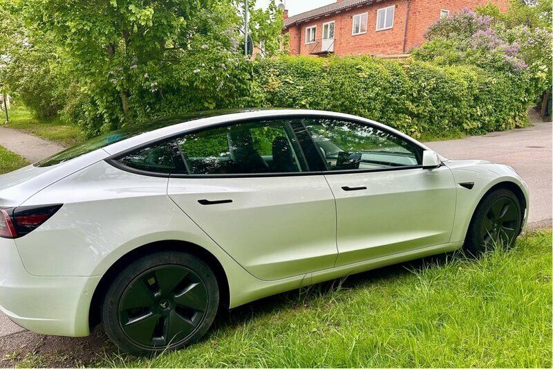 Vit Begagnad 2021 Tesla Model 3 Standard Range Plus Sedan | 268 000 kr (Marknadspris) - Bild 1/4