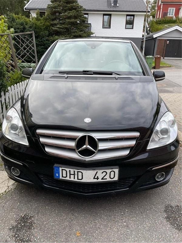 Svart Begagnad 2011 Mercedes B180 Minibuss | 62 000 kr (Marknadspris) - Bild 1/4
