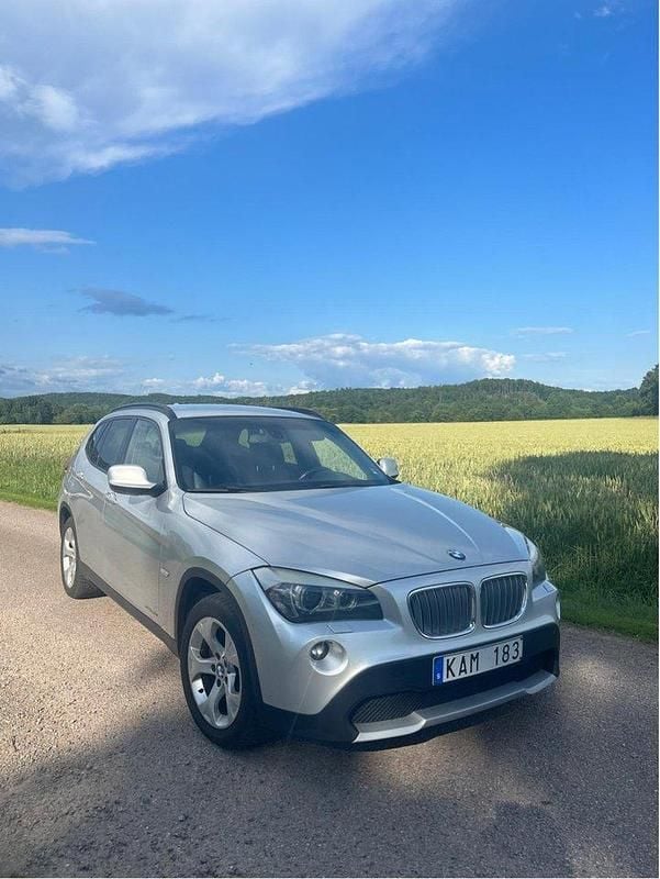 Grå Begagnad 2010 BMW X1 SUV | 90 000 kr (Marknadspris) - Bild 1/4