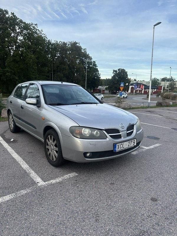 Silver Begagnad 2005 Nissan Almera Halvkombi | 16 000 kr (Marknadspris) - Bild 1/4