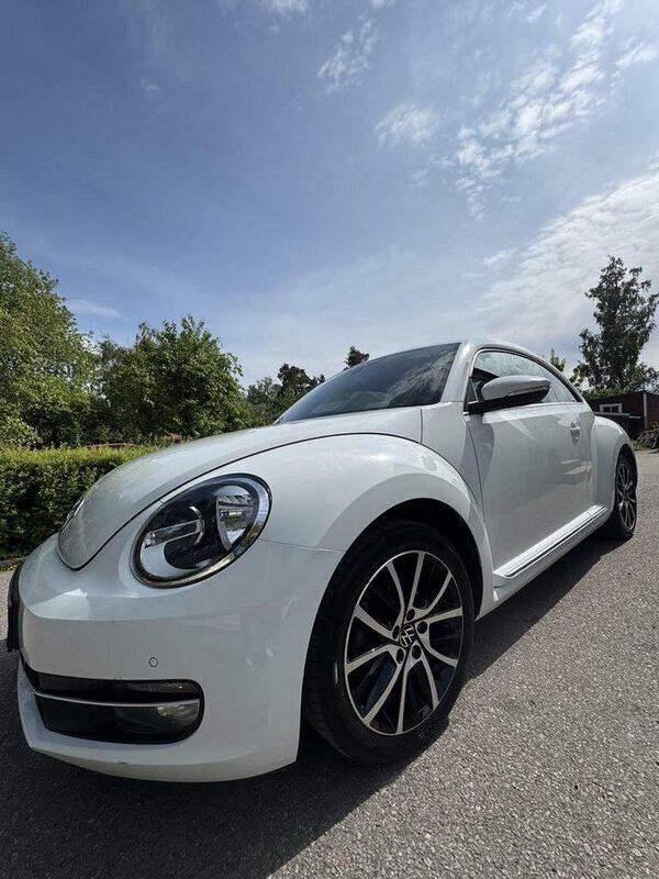 Vit Begagnad 2015 VW Beetle Halvkombi | 125 000 kr (Marknadspris) - Bild 1/4