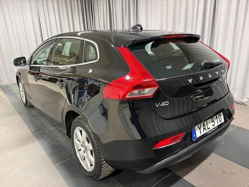 Begagnad Volvo V40 Momentum 120 HK (88 kW) 2015 Svart Halvkombi