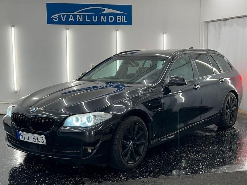 Svart Begagnad 2011 BMW 520 Kombi | 119 800 kr (Dyr) - Bild 1/4