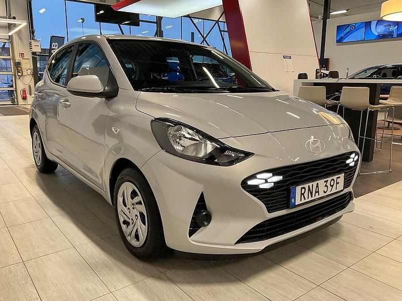 Begagnad Hyundai i10 Essential 67 HK (49 kW) 2023 Grå Halvkombi