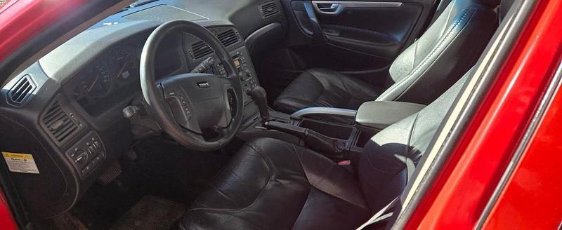 Röd Begagnad 2001 Volvo XC70 SUV | 49 000 kr (Marknadspris) - Bild 1/4