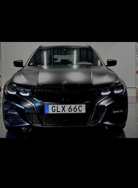 Grå Begagnad 2022 BMW 330e M Sport Kombi | 365 000 kr (Marknadspris) - Bild 1/4