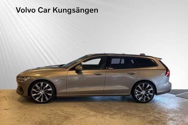 Grå Begagnad 2018 Volvo V60 Momentum Kombi | 229 900 kr (Dyr) - Bild 1/4