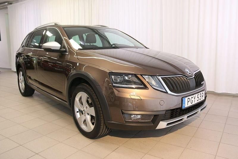 Mörkbrun Begagnad 2017 Skoda Octavia Kombi | 175 000 kr (Lite dyr) - Bild 1/4