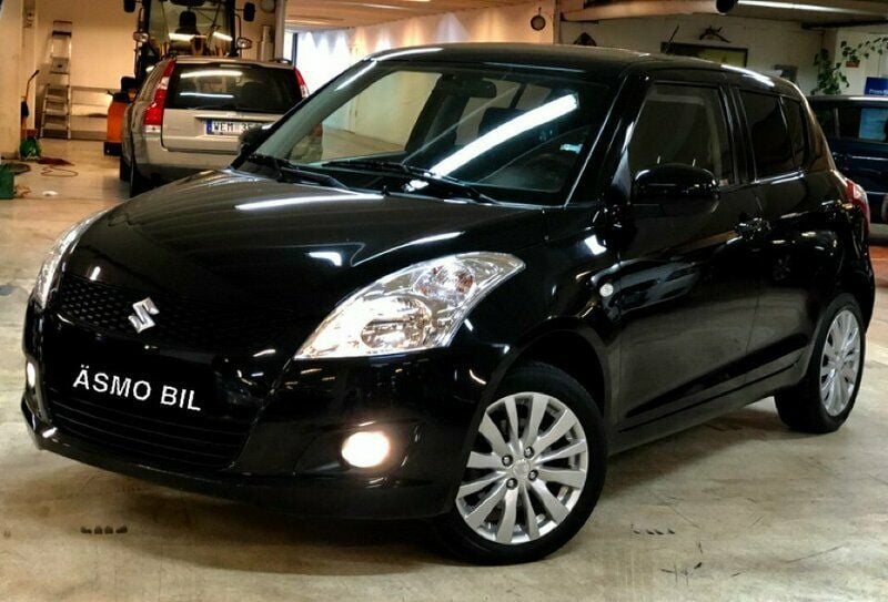Svart Begagnad 2012 Suzuki Swift GLX Halvkombi | 59 900 kr (Superpris) - Bild 1/1