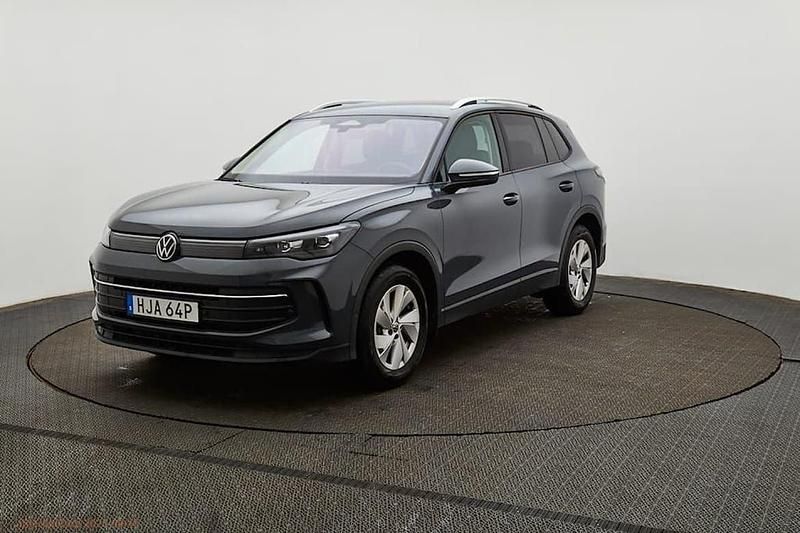 Grå Begagnad 2024 VW Tiguan Life SUV | 374 900 kr (Lite dyr) - Bild 1/4