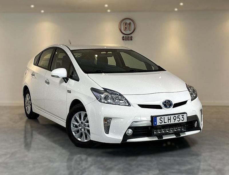 Vit Begagnad 2015 Toyota Prius Plug-in Hybrid Halvkombi | 129 900 kr (Marknadspris) - Bild 1/4