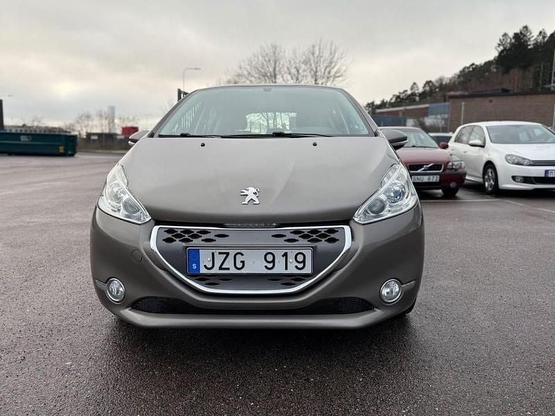 Begagnad Peugeot 208 68 HK (50 kW) 2012 Ljusgrå (grå) Halvkombi
