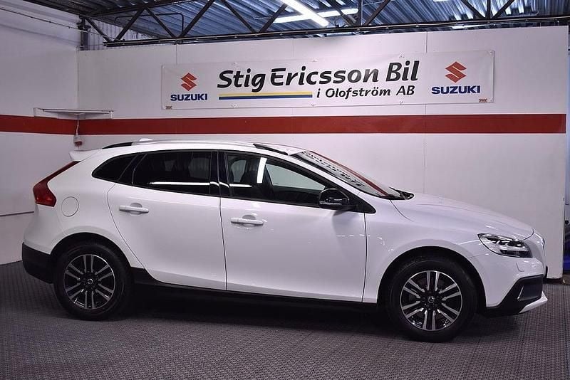 Begagnad Volvo V40 Momentum 150 HK (110 kW) 2017 Vit Halvkombi