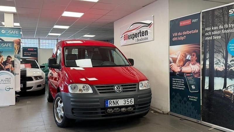 Röd Begagnad 2009 VW Caddy Minibuss | 47 900 kr (Marknadspris) - Bild 1/4