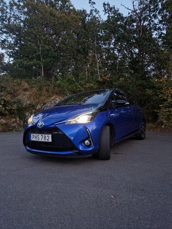 Blå Begagnad 2017 Toyota Yaris Hybrid Halvkombi | 147 000 kr (Marknadspris) - Bild 1/3