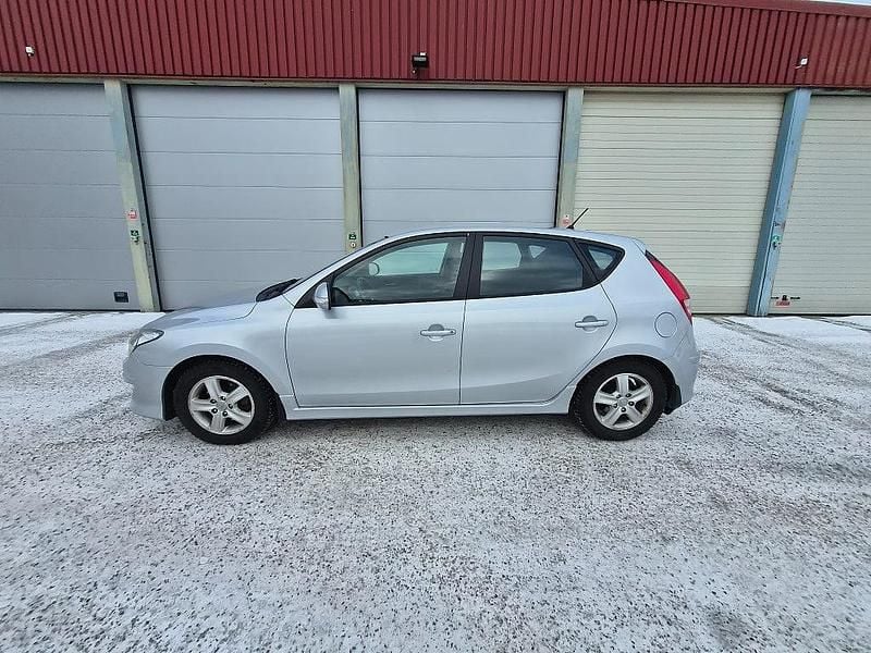 Begagnad Hyundai i30 116 HK (85 kW) 2010 Silvermetallic Halvkombi