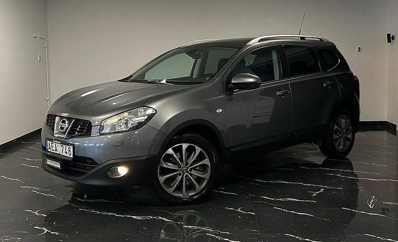 Grå Begagnad 2013 Nissan Qashqai +2 SUV | 69 900 kr (Marknadspris) - Bild 1/4